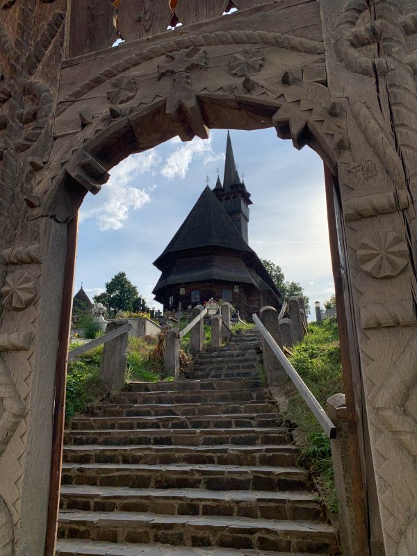 Entrada Iglesia de Budesti