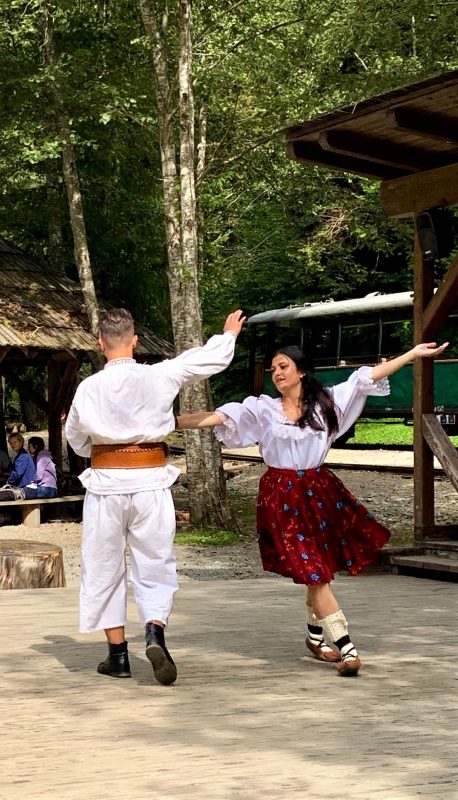 Bailes tìpicos rumanos en Maramures