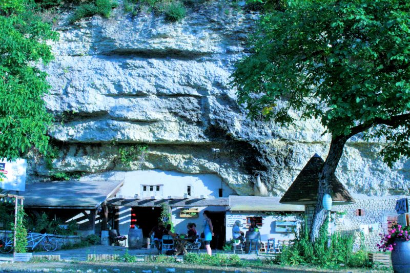 Restaurante cueva a orillas del Loira