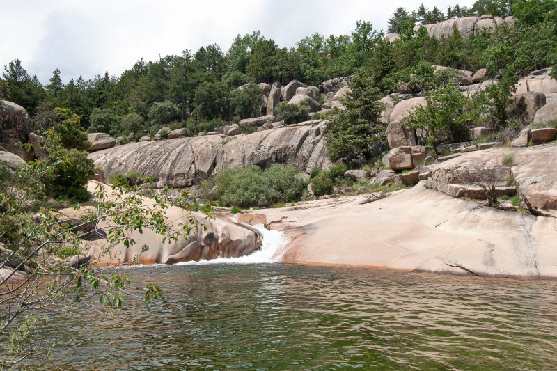 Salto de agua en la Charca Verde, La Pedriza