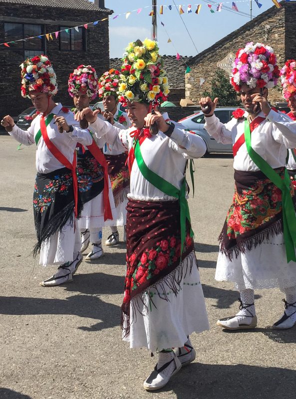 Los danzantes de Majaelrayo