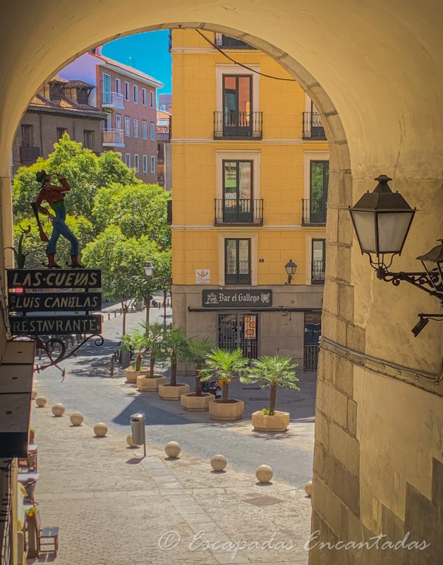 Arco de Cuchilleros desde la Plaza Mayor