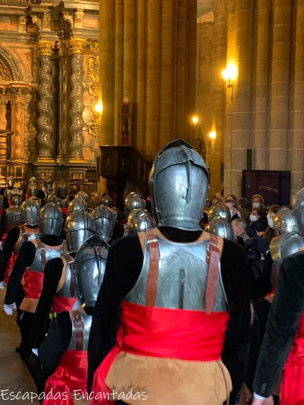 Los armaos entran a la Catedral de Sigüenza