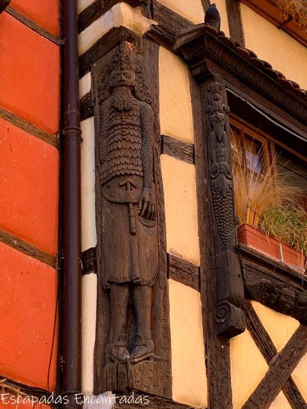 Viga tallada en la casa del fabricante de clavos