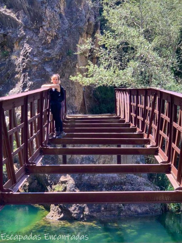 Puente de metal sobre el río Cabriel