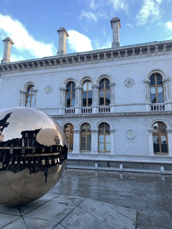 Sfera con sfera Arnaldo Pomodoro