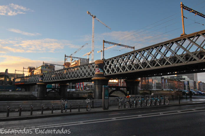 Puente sobre rio Liffey