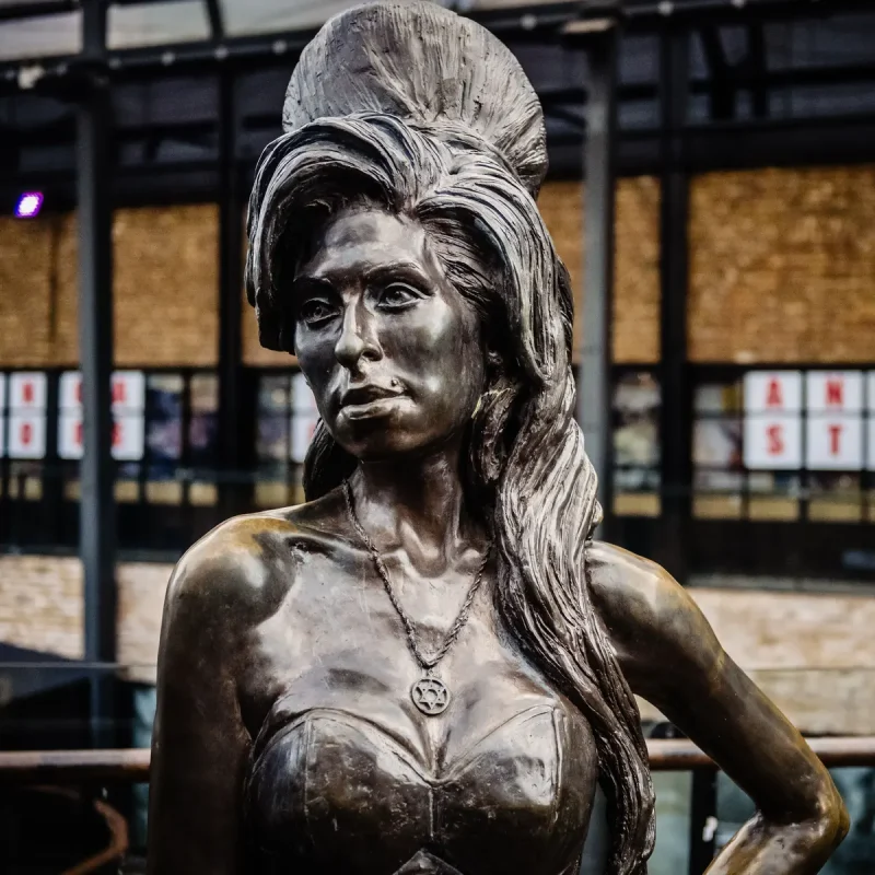 Escultura de Amy Winehouse en Camden