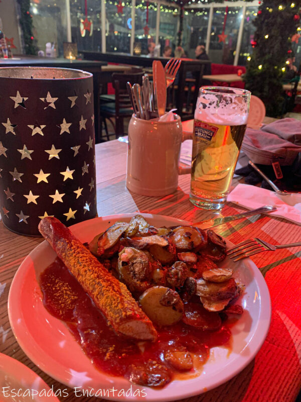 Currywurst en mercado navideño